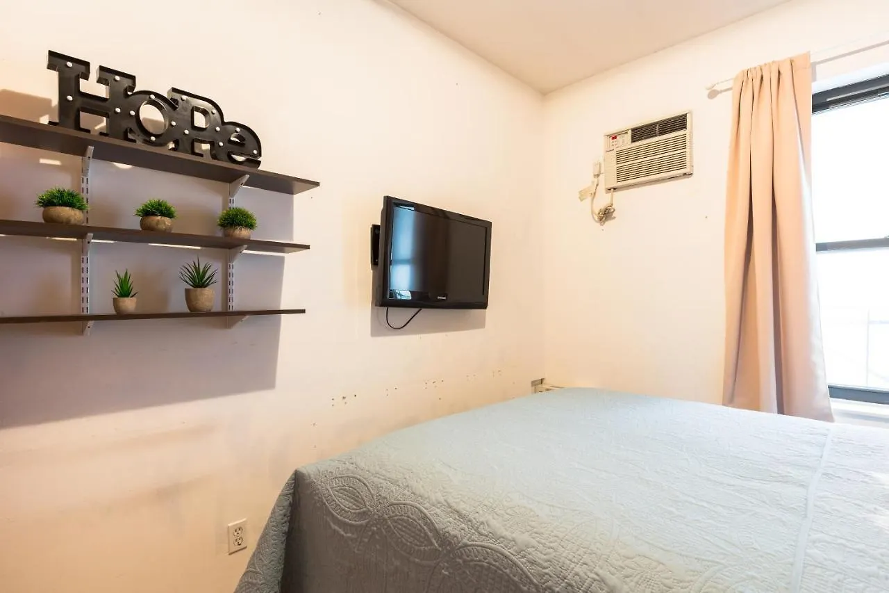 Spacious Apt Close To 9Th Avenue New York 0*,